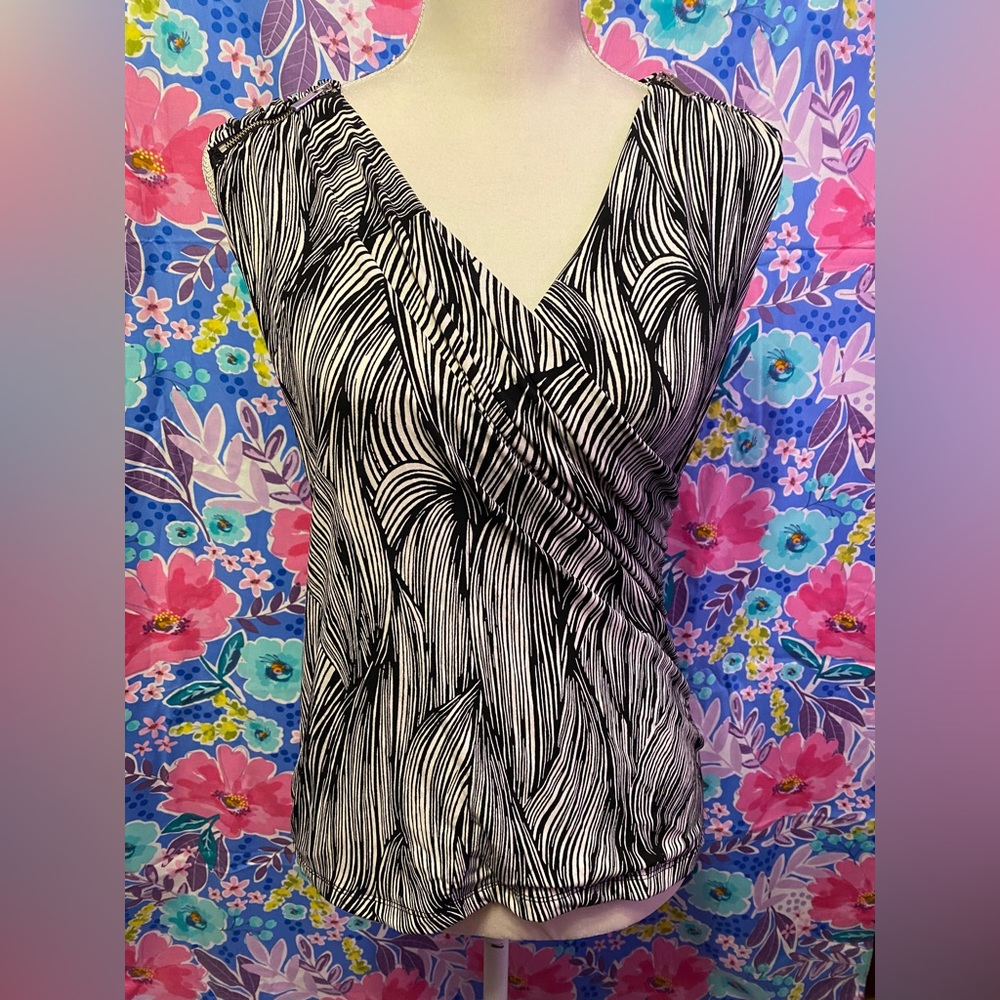 💕3 for $20💕 Black and white patterned blouse